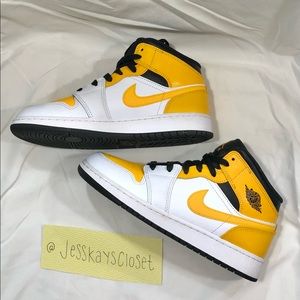 Jordan 1 Mid ‘University Gold’